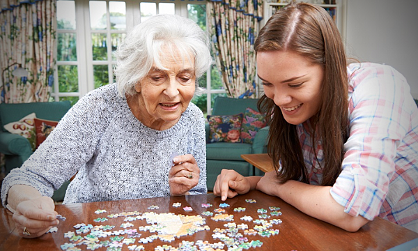 ásia idosos mulher jogando quebra-cabeças jogos para prática